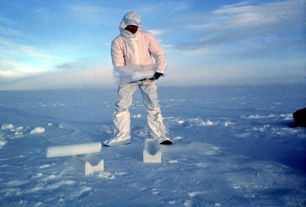 239867_un-glaciologue-francais-manipulant-une-carotte-de-glace-sur-la-station-franco-italienne-concordia-au-coeur-du-continent-antarctique.jpg