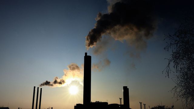 fumee-et-pollution-qui-s-echappent-d-une-usine-dans-le-nord-de-la-france_5005075.jpg